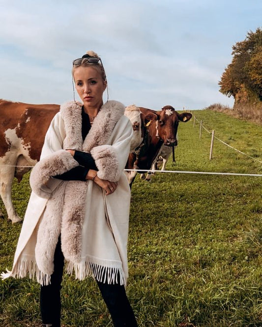 LOTTA I PONCHO MIT KAPUZE
